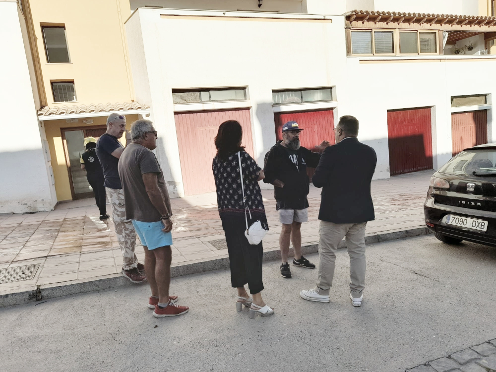 Ruiz Joya visita el Barrio El Moruno de Almuñécar y acuerda  con los vecinos mejoras en esta zona